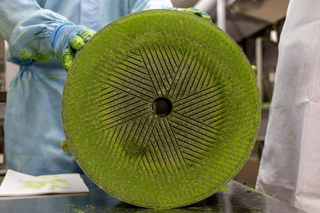 proces macinare matcha in mori de granit, lucrate manual