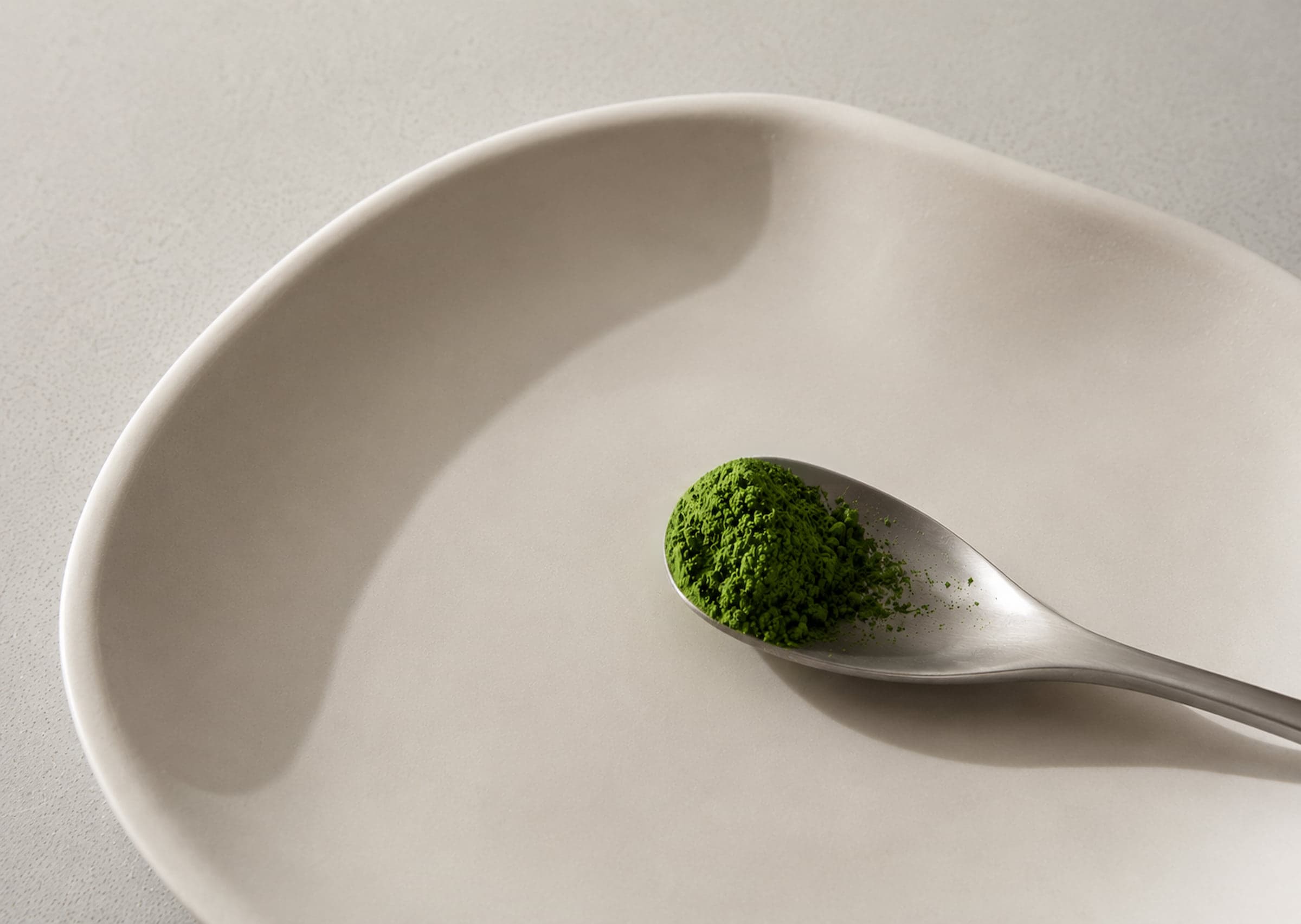 pudra de matcha organica pe vas ceramic