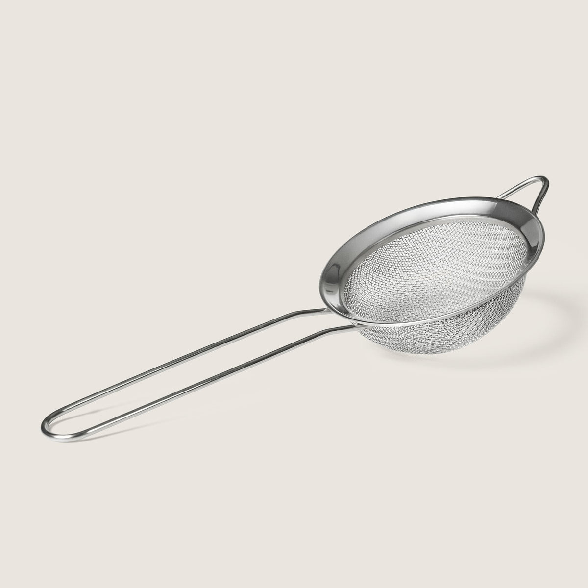 strecuratoare metalica pentru o bautura matcha fina